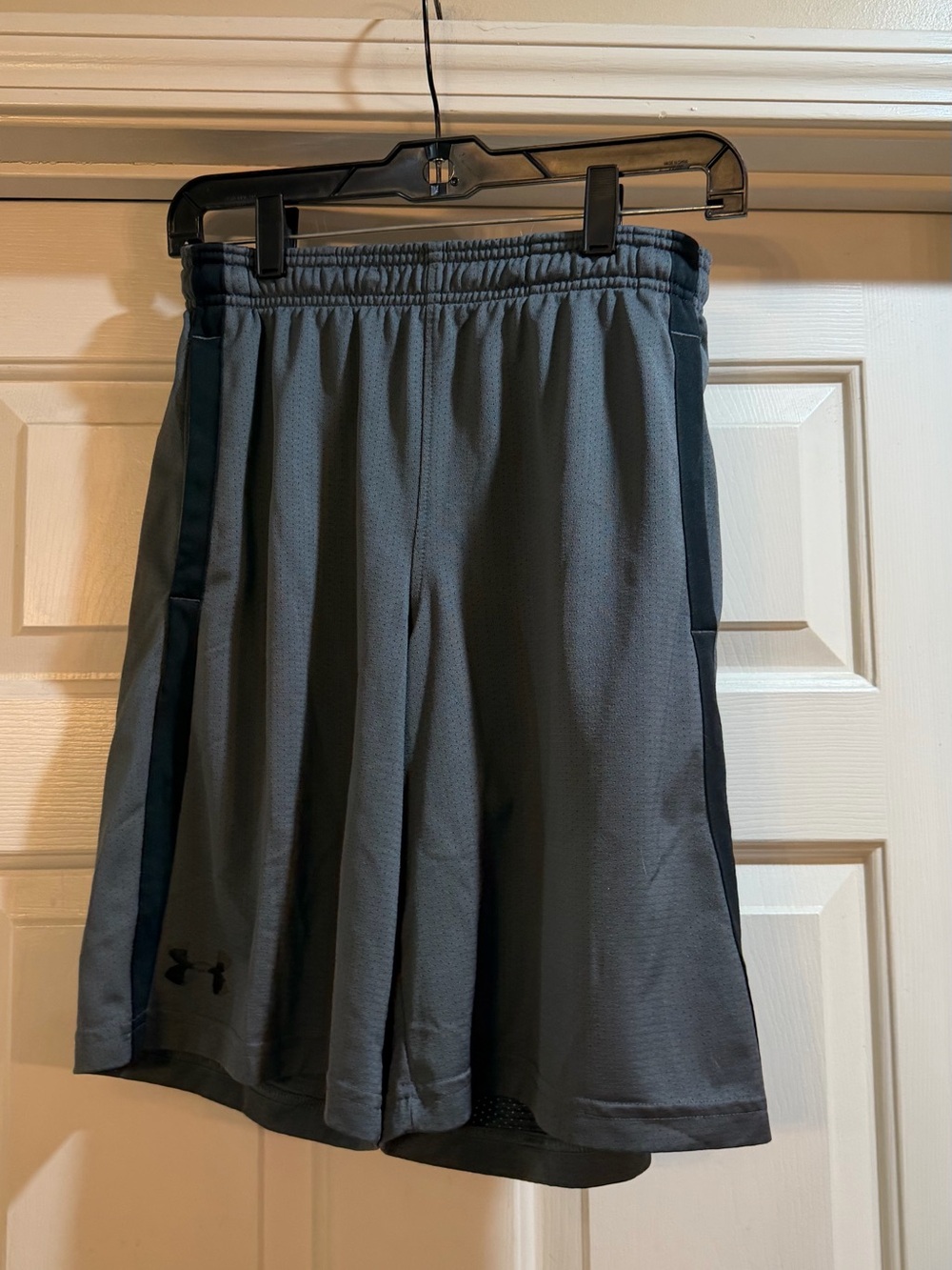Under Armour Men's Gray Athletic Training Shorts with Black Side Panels